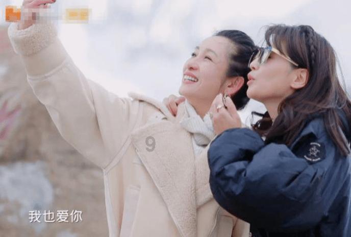 秦岚穿牛仔衬衫头烫卷毛 怀抱宠物狗又美又A